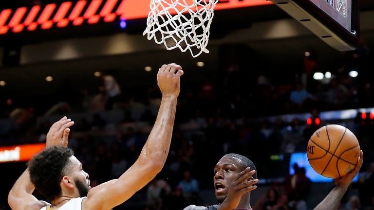 Kendrick Nunn tries to outmanoeuvre the Pelicans' defense 