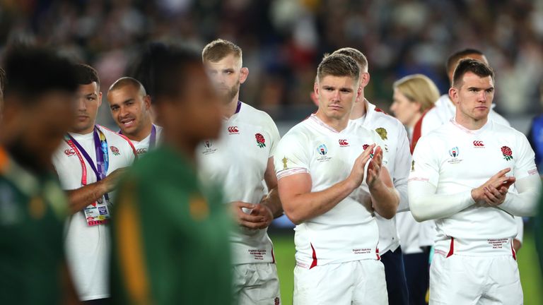 Farrell y sus compañeros de equipo de Inglaterra observan después de la derrota ante Sudáfrica en la Copa Mundial de Rugby 2019