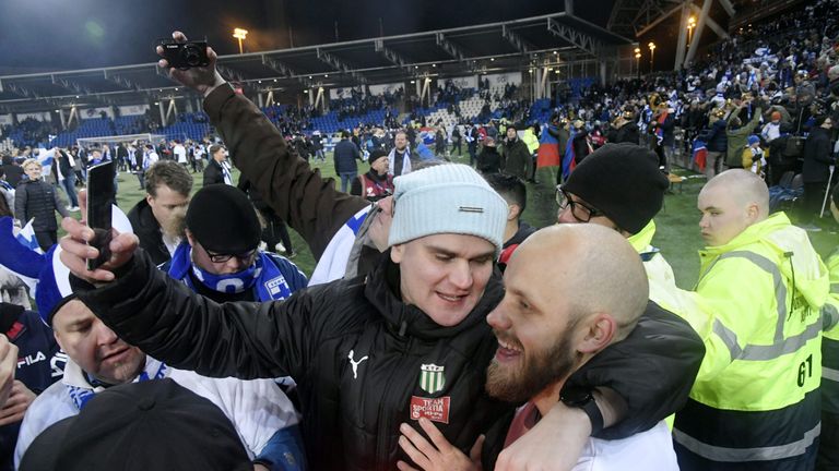 Teemu Pukki de Finlande célèbre avec ses fans