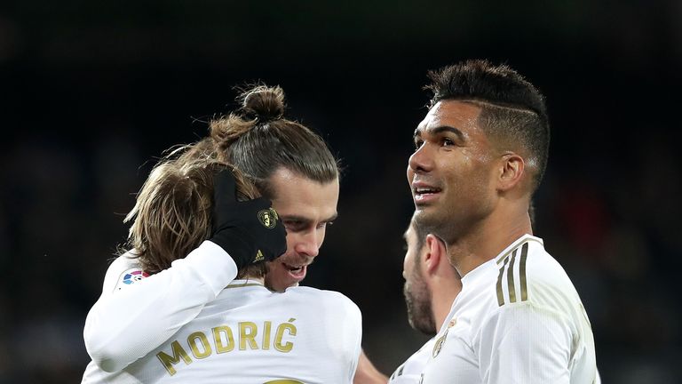 Bale celebra con sus compañeros de equipo del Real  Madrid mientras sellan una victoria por 3-1