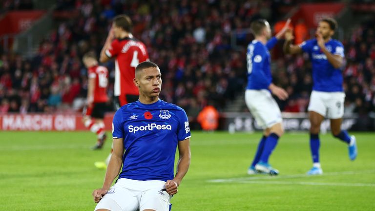 Richarlison se pone de rodillas en celebración después de poner el 2-1 en St Mary's