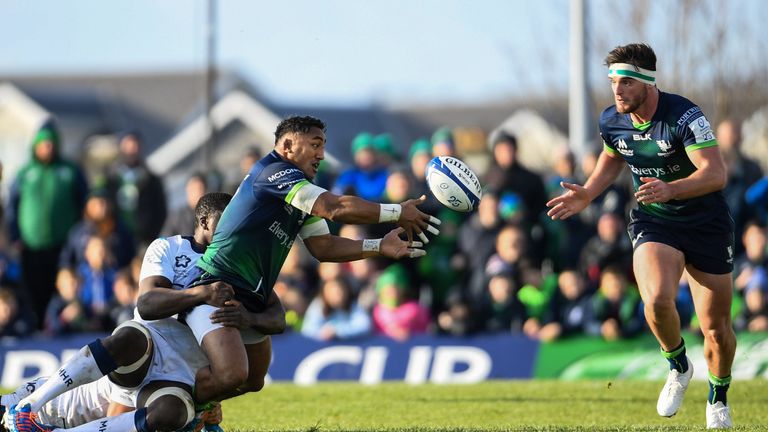 Bundee Aki offloads to Tom Daly