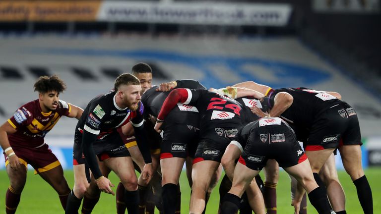 Picture by Ash Allen/SWpix.com - 01/02/2019 - Rugby League - Betfred Super League - Huddersfield Giants v Salford Red Devils - John Smith's Stadium, Huddersfield, England - Huddersfield Giants and Salford Red Devils scrum during the Betfred Super League.