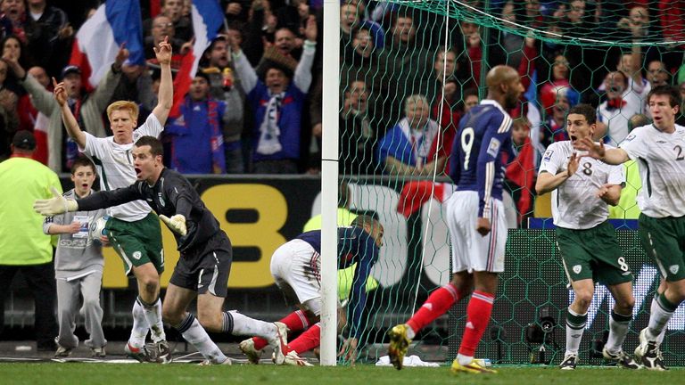 Shay Given de la República (izquierda) y Paul McShane apelan en vano por el balonmano