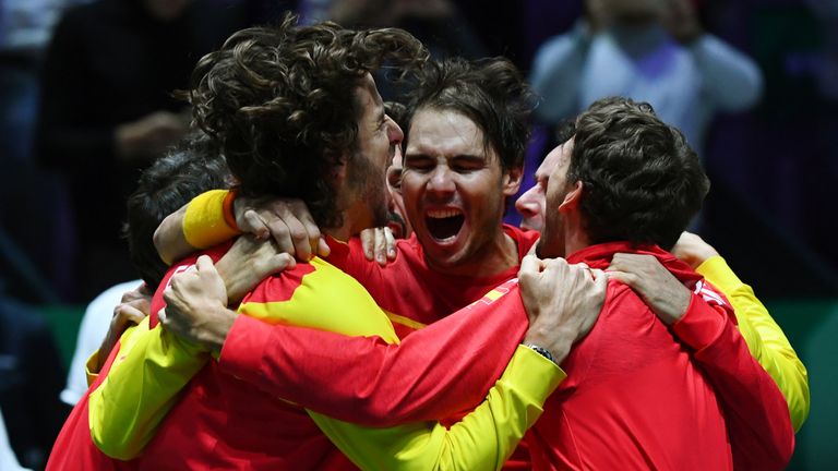 Rafa Nadal celebra con España después de ganar la Copa Davis en 2019