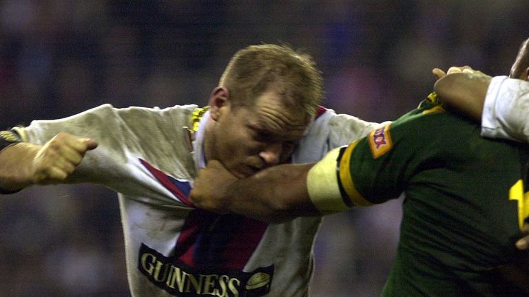 Pix: Simon Wilkinson/SWpix.com. International Rugby League. Guinness Test Series. Great Britain v Australia, Third Test. JJB Stadium Wigan 24/11/2001..COPYWRIGHT PICTURE>>SIMON WILKINSON>>01943 436649>>..FIGHT... Great Britains Terry o Connor lands a punch on Australias Petero Civonicea