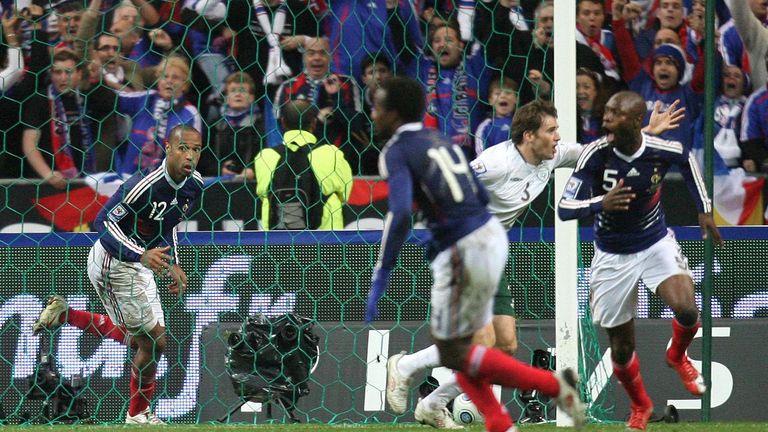 Henry y Gallas (derecha) celebran el controvertido ganador de Francia