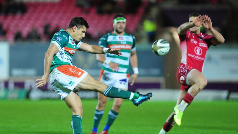 LLANELLI, WALES - NOVEMBER 09: Tommaso Allan of Benetton Treviso in action during the Guinness Pro14 Round 6 match between the Scarlets and Benetton Rugby at the Parc Y Scarlets on November 09, 2019 in Llanelli, Wales. (Photo by Athena Pictures/Getty Images)