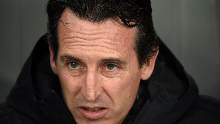 Unai Emery looks on from the bench during Vitoria Guimaraes vs Arsenal