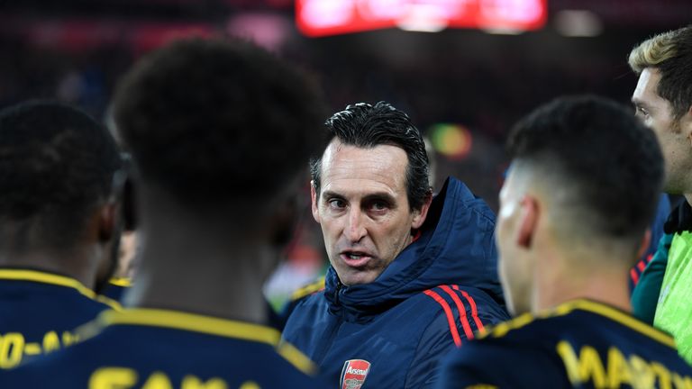 Unai Emery gives instructions to his players
