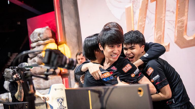 LoL Worlds semi-final day one round-up