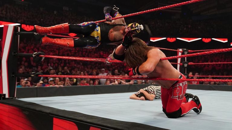 The Master of the 619 battles United States Champion AJ Styles in an edge-of-your-seat title bout after earning the opportunity in a Fatal 4-Way Match earlier on Raw.

