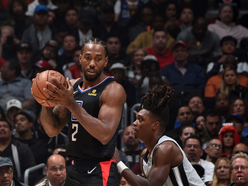 Kawhi Leonard haunted his former team by scoring 38 points as the LA Clippers defeated the San Antonio Spurs