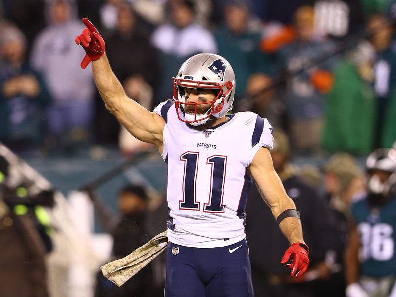 Edelman's TD pass leads Patriots over Eagles 17-10