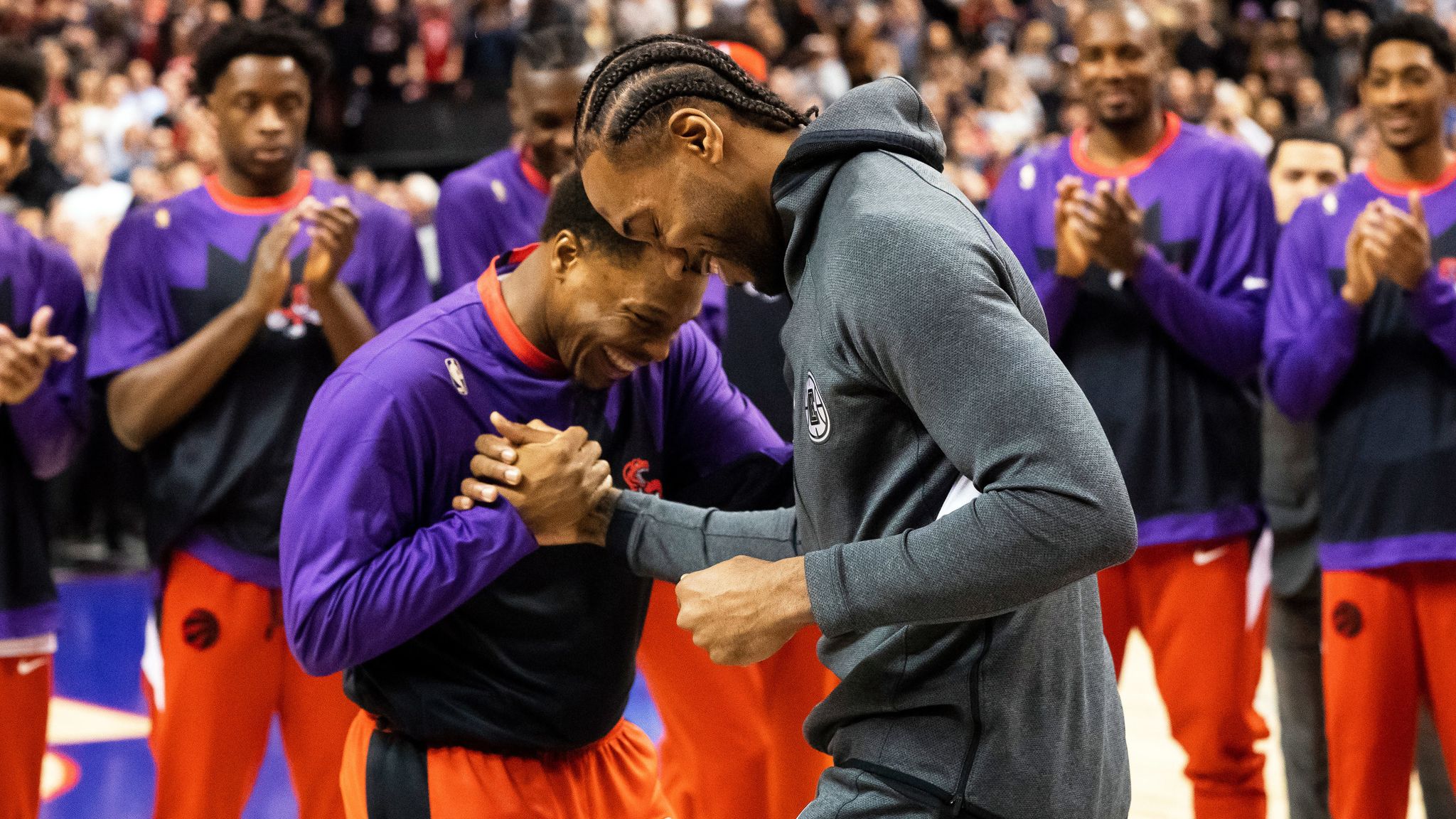 Kawhi Leonard cheered in Toronto as he receives title ring