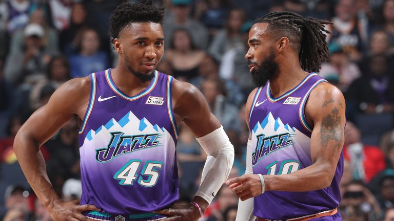 Mike Conley comparte una palabra con Donovan Mitchell, socio de la zona de defensa