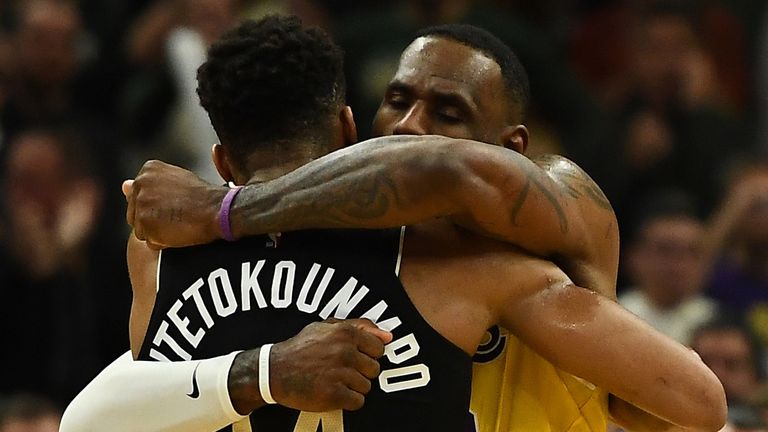 Giannis Antetokounmpo y LeBron James se abrazan después de que los Bucks derrotaron a los Lakers