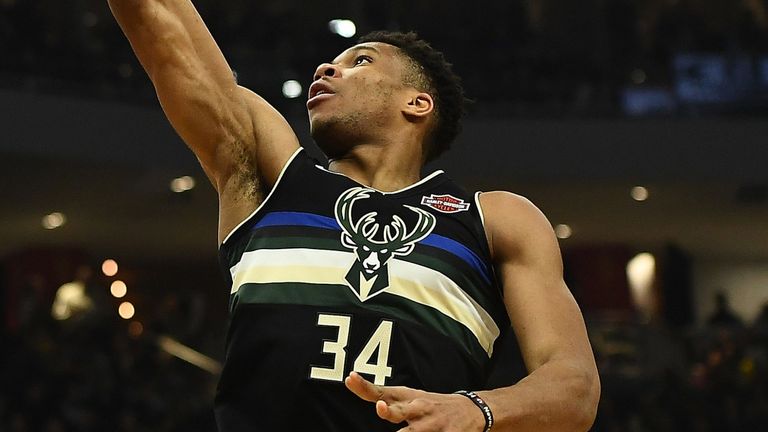 Giannis Antetokounmpo anota con un dedo rodar contra los Lakers