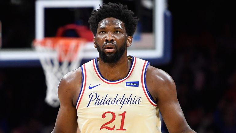 Joel Embiid hace un gesto hacia la multitud en ruta a 31 puntos contra los Bucks