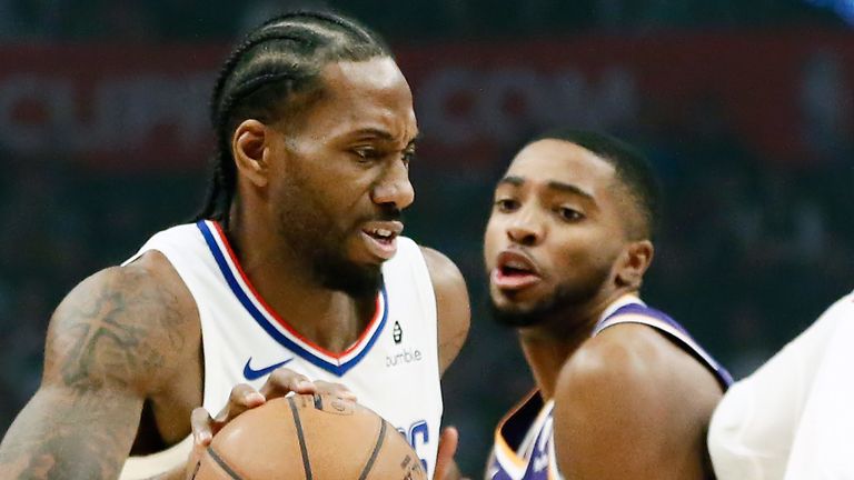 Kawhi Leonard initiates the Clippers' offense against the Phoenix Suns