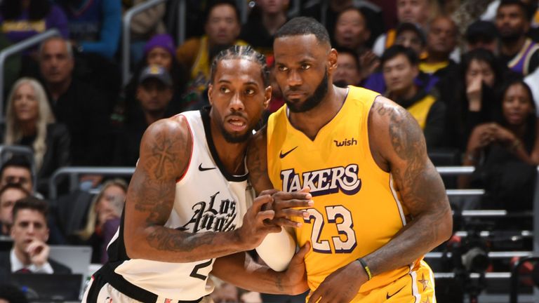 Kawhi Leonard guarda a LeBron James