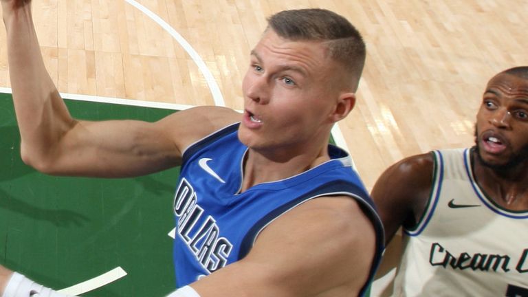 Kristaps Porzingis se eleva hasta el borde para anotar contra los Bucks