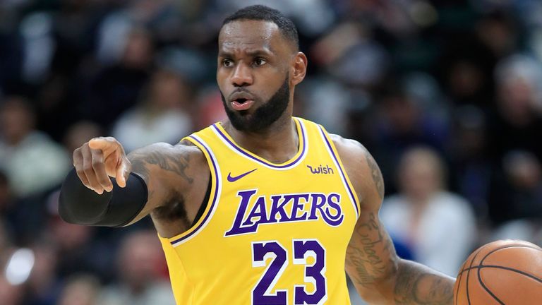 LeBron James controla la posesión contra los Pacers de Indiana