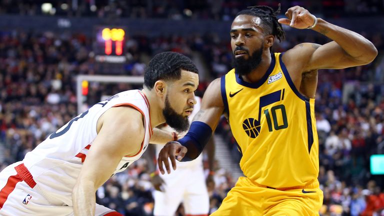 Mike Conley protege a Fred VanVleet de Toronto