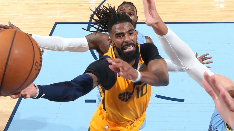 Mike Conley ataca la canasta contra su antiguo equipo, los Memphis Grizzlies