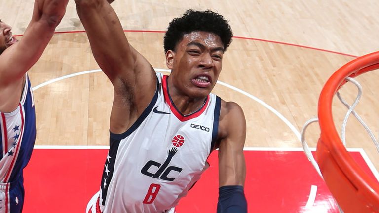 Rui Hachimura embiste una volcada contra los 76ers