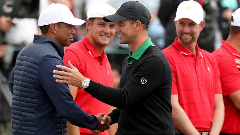 Adam Scott congratulates Tiger Woods at the Presidents Cup 