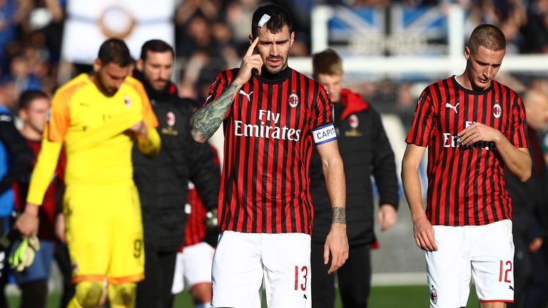 Alessio Romagnoli y Andrea Conti caminan tras la gran derrota del AC Milan