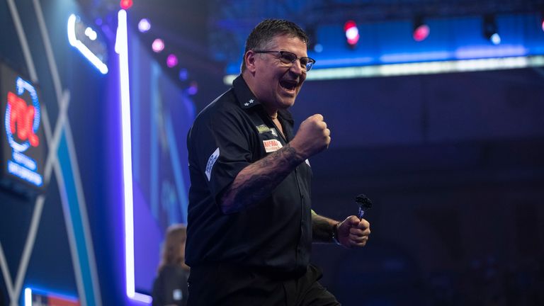 WILLIAM HILL PDC WORLD CHAMPIONSHIP  2020.ALEXANDRA PALACE.LONDON.PIC;LAWRENCE LUSTIG.ROUND 3.GARY ANDERSON V RYAN SEARLE.GARY ANDERSON IN ACTION