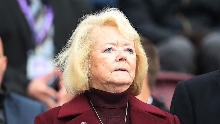 La propietaria de Hearts, Ann Budge, dice que el asunto de la resolución es "una gran vergüenza" para el fútbol escocés