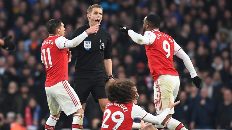 Arsenal players surround Craig Pawson after Jorginho's cynical foul on Matteo Guendouzi