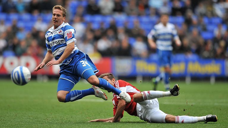 READING, ENGLAND - OCTOBER 03:  Brian Howard of Reading is tackled by Gary O'Neil of Middlesbrough during the Coca-Cola Championship match between Reading and Middlesbrough at the Madejski Stadium on October 3, 2009 in Reading, England.  (Photo by Christopher Lee/Getty Images)