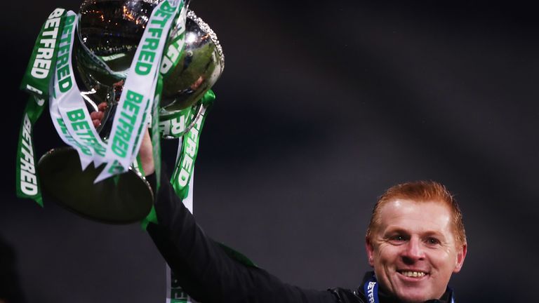 El manager celta Neil Lennon levanta la Copa de la Liga Escocesa