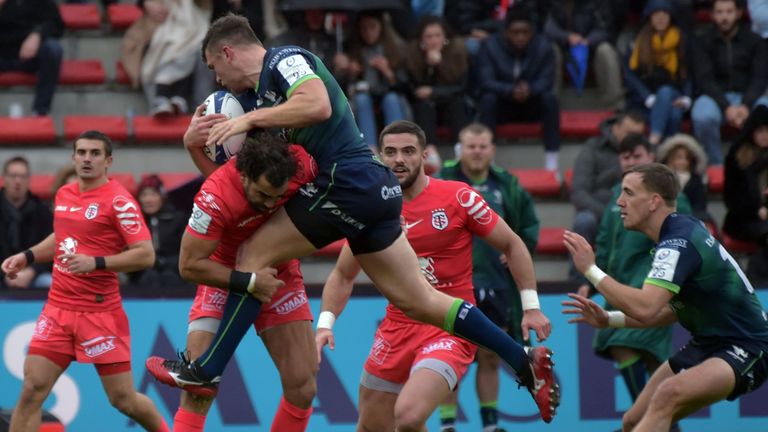 Toulouse's French wing Yoann Huget (C-L) collides with Connacht's Irish outside centre Tom Farrell during the European Rugby Champions Cup rugby union pool match between Toulouse and Connacht at the Ernest-Wallon Stadium in Toulouse, southern France, on November 23, 2019. (Photo by PASCAL PAVANI / AFP) (Photo by PASCAL PAVANI/AFP via Getty Images)