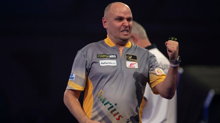 WILLIAM HILL PDC WORLD CHAMPIONSHIP  2020.ALEXANDRA PALACE.LONDON.PIC;LAWRENCE LUSTIG.ROUND 4.STEVE BEATON V DARIUS LABANAUSKAS.DARIUS LABANAUSKAS IN ACTION