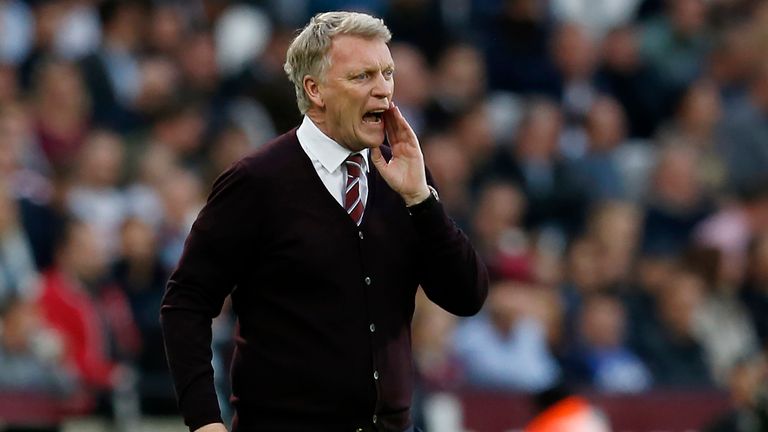 West Ham United&#39;s Scottish manager David Moyes shouts instructions to his players from the touchline during the English Premier League football match between West Ham United and Manchester United at The London Stadium, in east London on May 10, 2018.