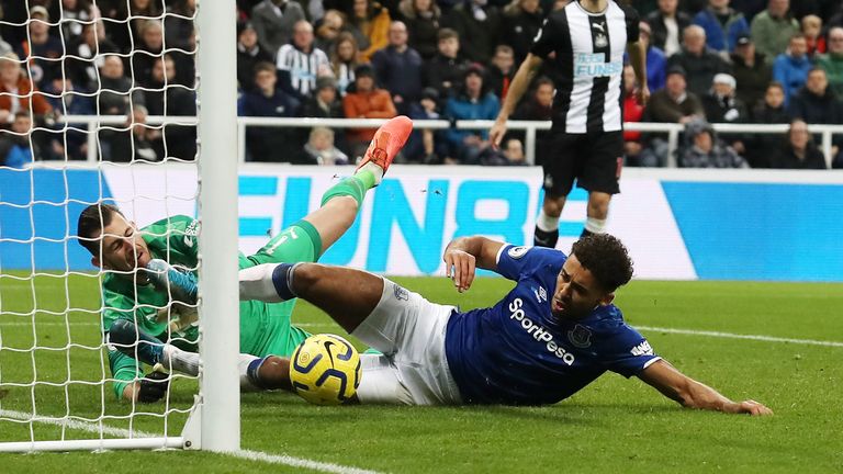 Calvert-Lewin slides in at the far post to put Everton 2-1 ahead at St James' Park