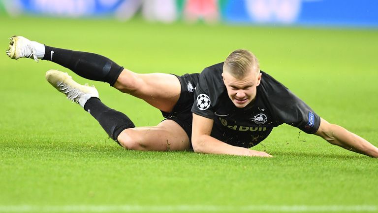 Salzburg&#39;s Norwegian forward Erling Braut Haland falls on the pitch during the UEFA Champions League Group E football match between RB Salzburg and Liverpool FC on December 10, 2019 in Salzburg, Austria. 