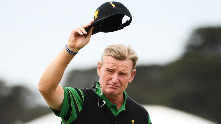 Ernie Els acknowledges the crowd after his International Team were defeated in the Presidents Cup