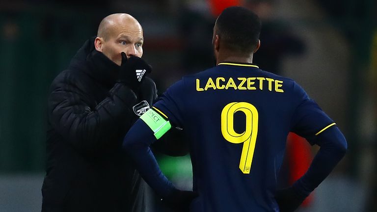 Freddie Ljungberg gives instructions to Lacazette during Arsenal&#39;s 2-2 draw with Standard Liege