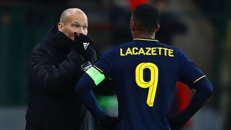 Freddie Ljungberg gives instructions to Lacazette during Arsenal's 2-2 draw with Standard Liege