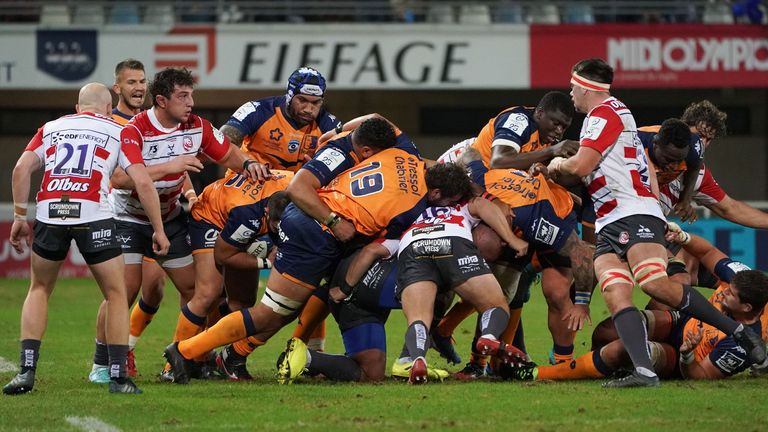 Montpellier's players and Gloucester's players vies in a maul during the European Rugby Champions Cup Pool 5 rugby union match between Montpellier and Gloucester on November 24, 2019, at the GGL stadium in Montpellier, southern France. (Photo by Pascal GUYOT / AFP) (Photo by PASCAL GUYOT/AFP via Getty Images)