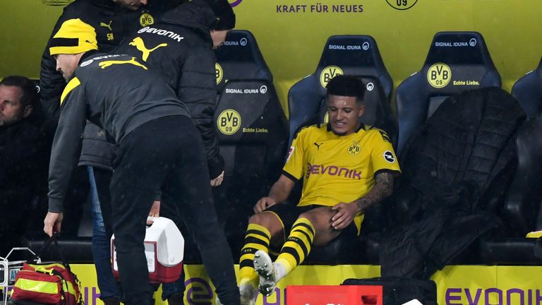 Jadon Sancho fue retirado herido en el sorteo de la Bundesliga