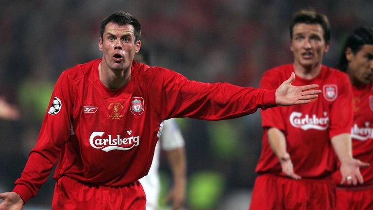 Carragher le hace un gesto a sus compañeros de equipo durante la final de la Champions League