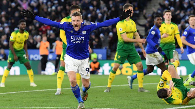 Jamie Vardy celebrates Leicester's equaliser
