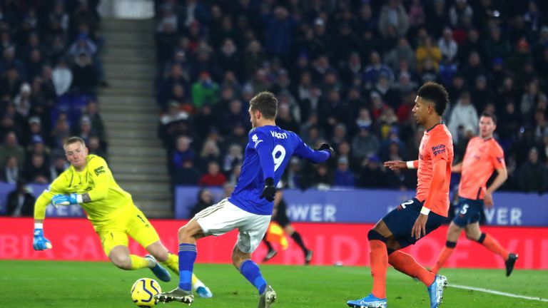Jamie Vardy equalises for Leicester against Everton